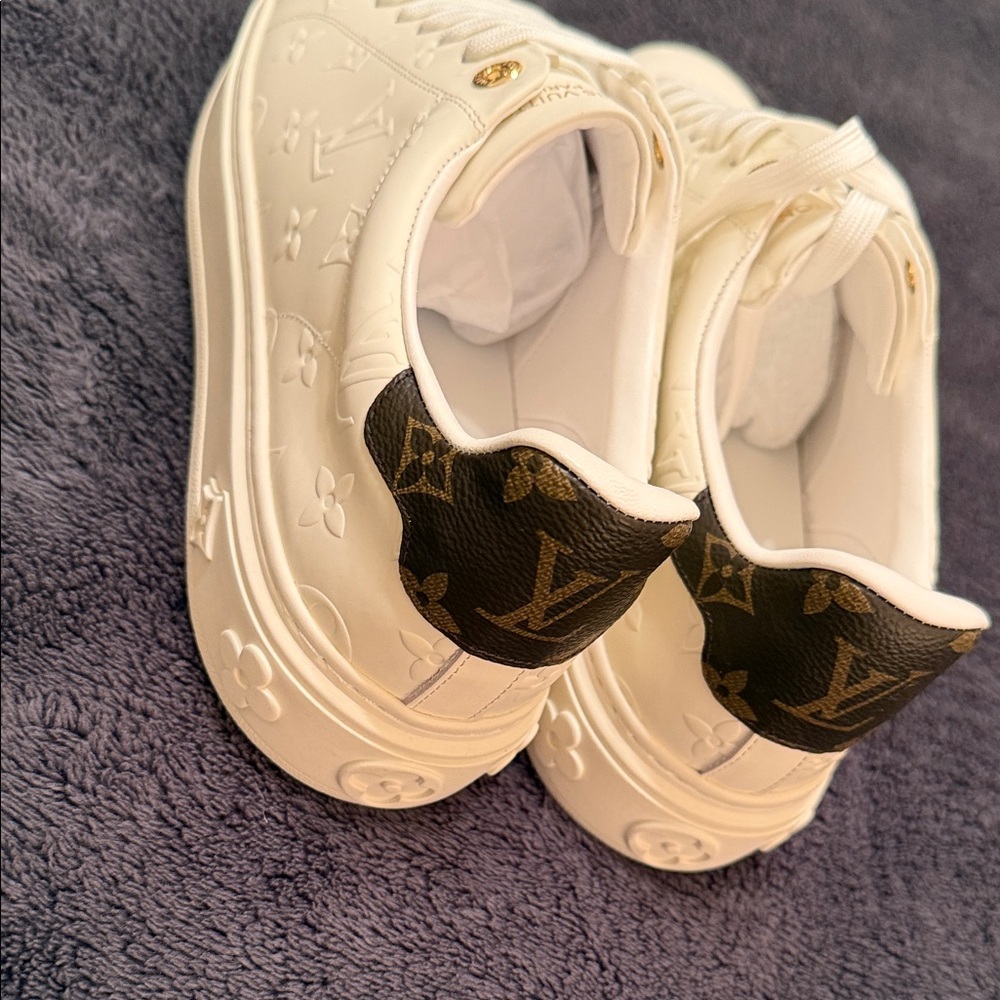 Louis Vuitton Cream Sneakers with Brown Details - Picture 13 of 13